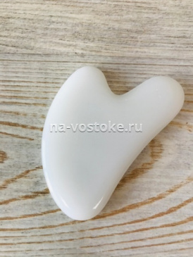 картинка Гуаша скребок в форме сердца из нефрита, 5*8 см от магазина Восточные сувениры