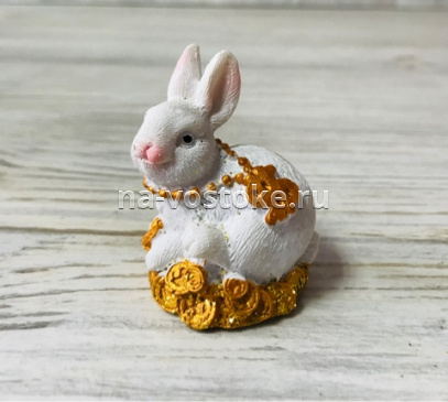 картинка Кролик на монетах белый 4*3,5*5 см, полистоун от магазина Восточные сувениры