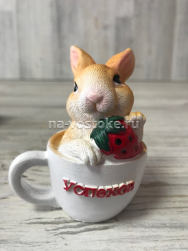 картинка Кролик в чашке "Успехов" 5,5*8*9 см, полистоун от магазина Восточные сувениры