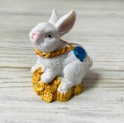 Кролик на монетах белый 4*3,5*5 см, полистоун